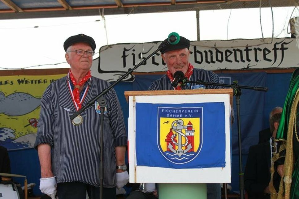 Fischervereins-Urgestein Rudi Höppner (lks.) übergab den 1. Vorsitz an seinen Sohn Michael.