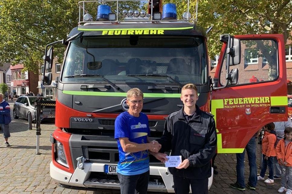 Am Feuerwehrtag auf dem Marktplatz hat Peter Massny (lks.) die Spende an Marcel Fuchs, stellvertretender Jugendfeuerwehrwart, übergeben.