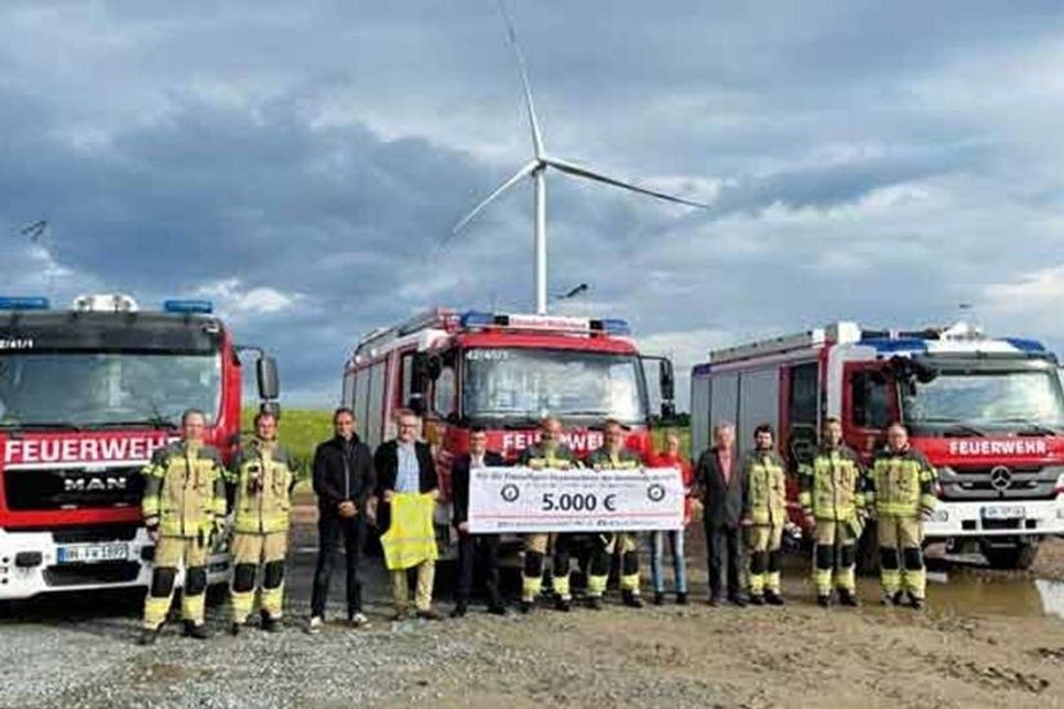 Großzügige Hilfe: Mitglieder der Freiwilligen Feuerwehr, Michael Blunck, Kassenwart des Fördervereins, Christian Prinz zu Waldeck, Vertreter des Windparks Farve, Christian Köhlbrandt, Firmen- und Agrarkundenberater der VR Bank Ostholstein Nord - Plön eG, Mitglieder der Freiwilligen Feuerwehr, Camilla Prinzessin zu Waldeck, Vertreterin des Windparks Farve, Holm Ringel, erster Vorsitzender des Fördervereins, Mitglieder der Freiwilligen Feuerwehr, Frank Wohlert, Gemeindewehrführer.