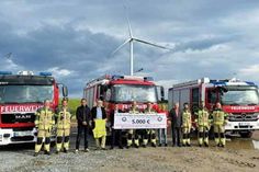 Großzügige Hilfe: Mitglieder der Freiwilligen Feuerwehr, Michael Blunck, Kassenwart des Fördervereins, Christian Prinz zu Waldeck, Vertreter des Windparks Farve, Christian Köhlbrandt, Firmen- und Agrarkundenberater der VR Bank Ostholstein Nord - Plön eG, Mitglieder der Freiwilligen Feuerwehr, Camilla Prinzessin zu Waldeck, Vertreterin des Windparks Farve, Holm Ringel, erster Vorsitzender des Fördervereins, Mitglieder der Freiwilligen Feuerwehr, Frank Wohlert, Gemeindewehrführer.