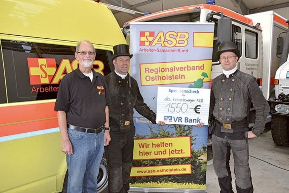 Die Bezirksschornsteinfegermeister Thomas Heisler (mitte) und Axel Claasen (rechts) übergaben eine Spende von Höhe von 1.550,- Euro an den Vorsitzenden des ASB Ostholstein, Jörg Bochnik, für das ASB-Projekt Wünschewagen.
