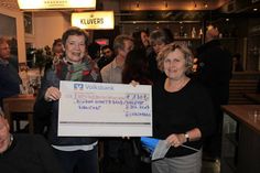Ulrike Kohlmorgen und Mechtild Piechulla (re.) präsentierten den Scheck.