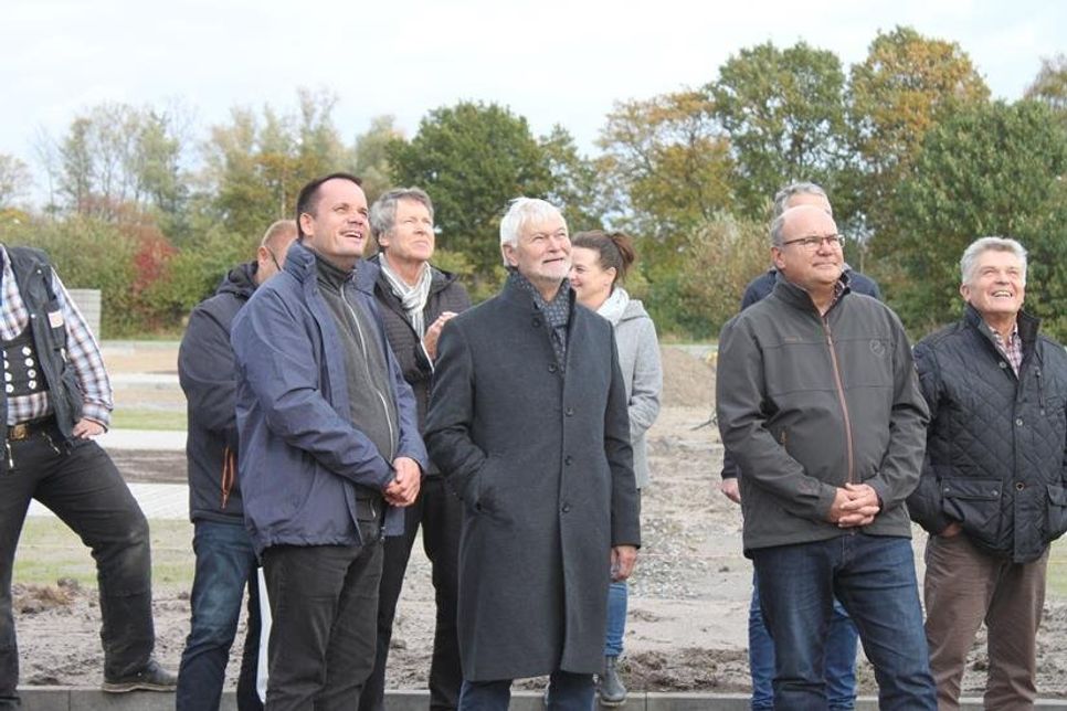 Bürgermeister Mark Burmeister, Bürgervorsteher Heinz Bäker und Lars Widder vom Tourismus-Service (vorne v. lks.).