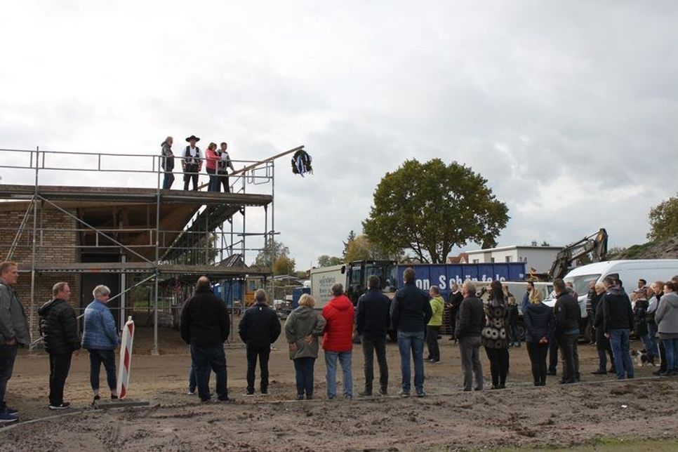 Die geladenen Gäste verfolgten gespannt den Richtspruch der Zimmerleute.