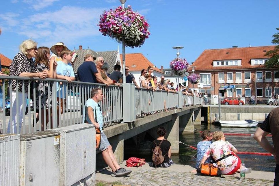 Trotz der hochsommerlichen Temperaturen waren viele Zuschauerinnen und Zuschauer zum Anfeuern der Rennenten gekommen.