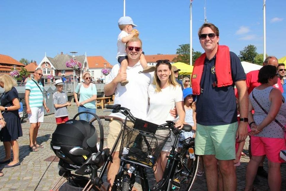 Die glückliche Gewinnerin des Hauptpreises: Lisa Jöhnk (Mitte) mit Lions-Präsident Harm Hoffmann (re.), ihrer Familie und dem nagelneuen E-Bike.