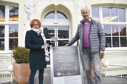 Der künstlerische Leiter des Kammerchor Ostholsteins, Henning Rabe, und die zweite Vorsitzende Bettina Harmstorf freuen sich auf das Konzert in der Paulus-Kirche in Timmendorfer Strand. 