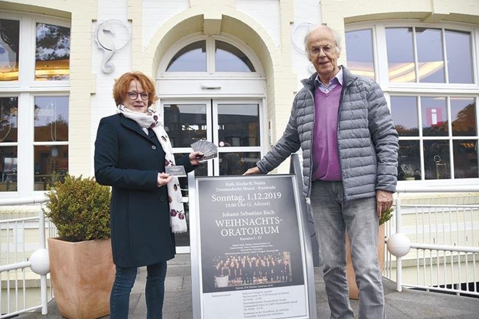 Der künstlerische Leiter des Kammerchor Ostholsteins, Henning Rabe, und die zweite Vorsitzende Bettina Harmstorf freuen sich auf das Konzert in der Paulus-Kirche in Timmendorfer Strand. 