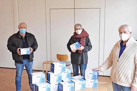 Streetworker Rüdiger Wiese (links) freute sich über die gespendeten gespendeten FFP2-Masken, die er nun an sozial benachteiligte Mitbürger in Preetz verteilen kann.