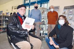 Chorleiter Christian von Seebeck (rechts) und die Vorstandsmitglieder Volker Simon und Peter Anders (2.v.re.) überreichten Herbert Blanck (links) Urkunde, Ehrennadel und ein Geldgeschenk für seine über 70-jährige Mitgliedschaft im Shantychor. Auf dem Foto fehlt Harald Fohrmann.