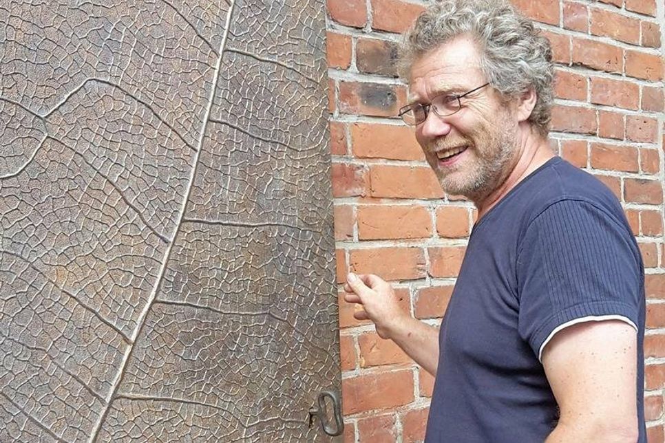 „Es ist etwas Einmaliges, so eine Tür gestalten zu dürfen“, sagt Kurt Lange. 2016 hat er den Architektenentwurf für das Südportal der Eutiner Michaeliskirche umgesetzt.