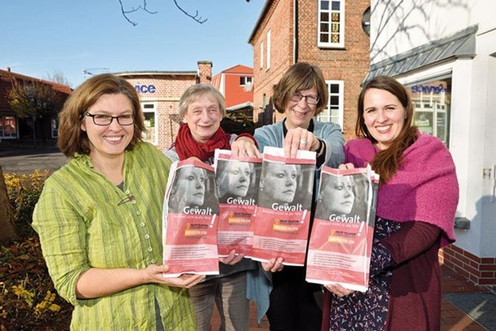 Yvonne Deerberg (Gleichstellungsbeauftragte der Stadt Preetz, v. l.), Mechthild Taßler (Tanzleiterin), Diakonin Julia Jünemann (Frauenarbeit im Evangelischen Bildungswerk Kirchenkreis Plön-Segeberg und Jessica Klarewitz (Frauenberatungsstelle) wollen mit einer Veranstaltungsreihe das Thema Gewalt an Frauen und Mädchen in den Blickpunkt rücken.
