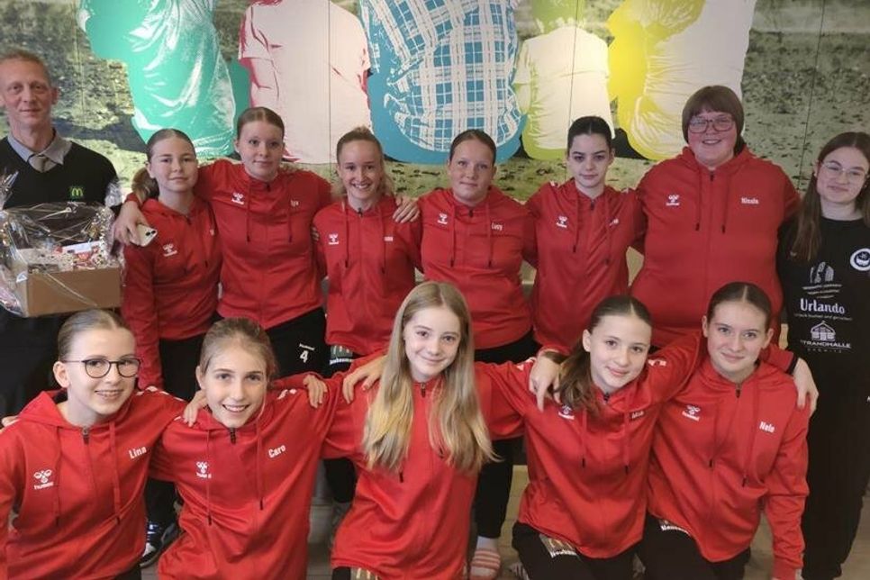 Die Mädchen der C-Jugend der HSG Ostsee Neustadt/Grömitz hat von Kevin Neubaumer, McDonald‘s Neustadt, einen Satz neuer Trainingshosen erhalten. Damit steht dem einheitlich Auftreten beim Spielbetrieb, Training und in der Freizeit nichts mehr im Weg.