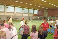 Während draußen Väter und Söhne eine Runde kickten oder Mütter und Töchter kleinen gelben Bällen nachjagten, lief es auch in der Sporthalle rund: Tischtennis, Badminton, Turnen und Judo wurden hier parallel zum Schauen und Mitmachen angeboten.