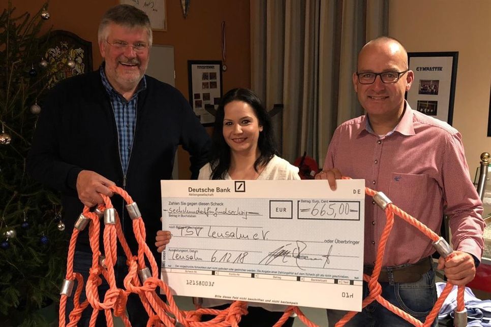 Henning Steffen, Jennifer Socha und Jörg Borkowski (v. lks.) bei der Übergabe des Kletternetzes.