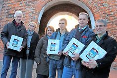 Gewerbevereinsvorsitzender Jürgen Mohr mit Warenhausleiter Sven Rasmussen und Philipp Ait Mokhtar von famila, Stadtmarketingkoordinatorin Andrea Brunhöber sowie vom Förderverein des zeiTTor-Museums Monika Bremer und Eckert Groth (v. re.)
