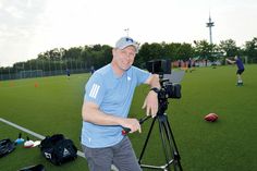 Der Bad Schwartauer Peter Adam dreht den Motivations- und Image-Film beim ATSV Stockelsdorf. Sein hiesiges Engagement sieht er jedoch stellvertretend auch für andere Clubs, damit die aufgrund der Pandemie abgewanderten Mitglieder wieder in ihre Vereine zurückkehren.