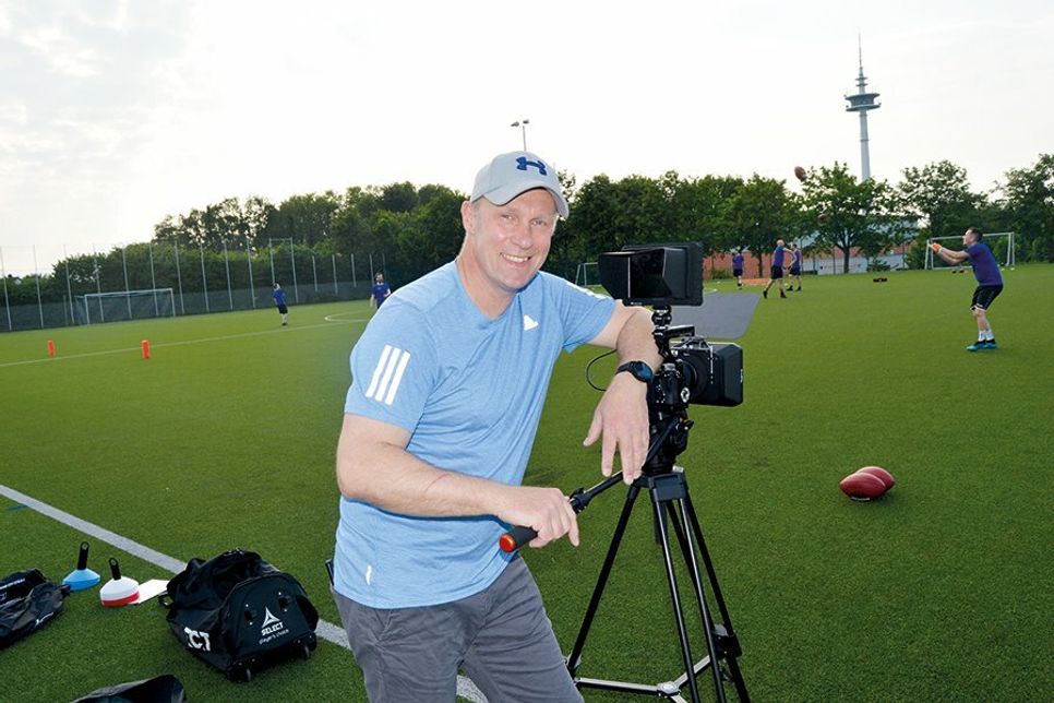 Der Bad Schwartauer Peter Adam dreht den Motivations- und Image-Film beim ATSV Stockelsdorf. Sein hiesiges Engagement sieht er jedoch stellvertretend auch für andere Clubs, damit die aufgrund der Pandemie abgewanderten Mitglieder wieder in ihre Vereine zurückkehren.