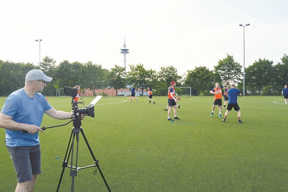 Alle Abteilungen des ATSV Stockelsdorf werden in dem Film, der ab heute auf YouTube läuft, vorgestellt. Hier zeigen die Jungs der Flag Football-Abteilung ihr Können vor laufender Kamera.