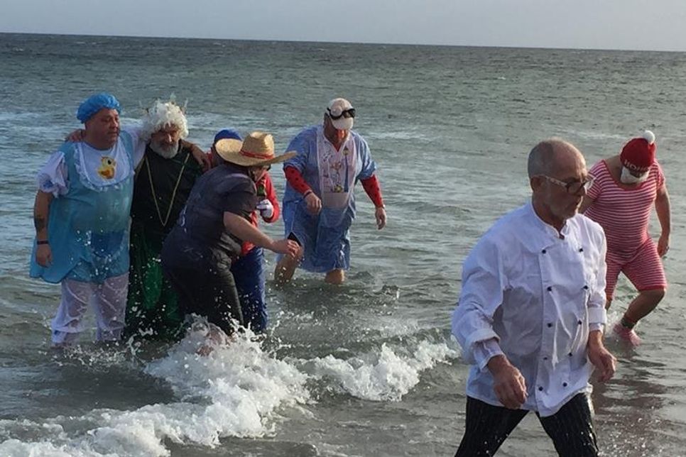 Teils schrill verkleidet ging es in Dahme in die 5 Grad kalte Ostsee.