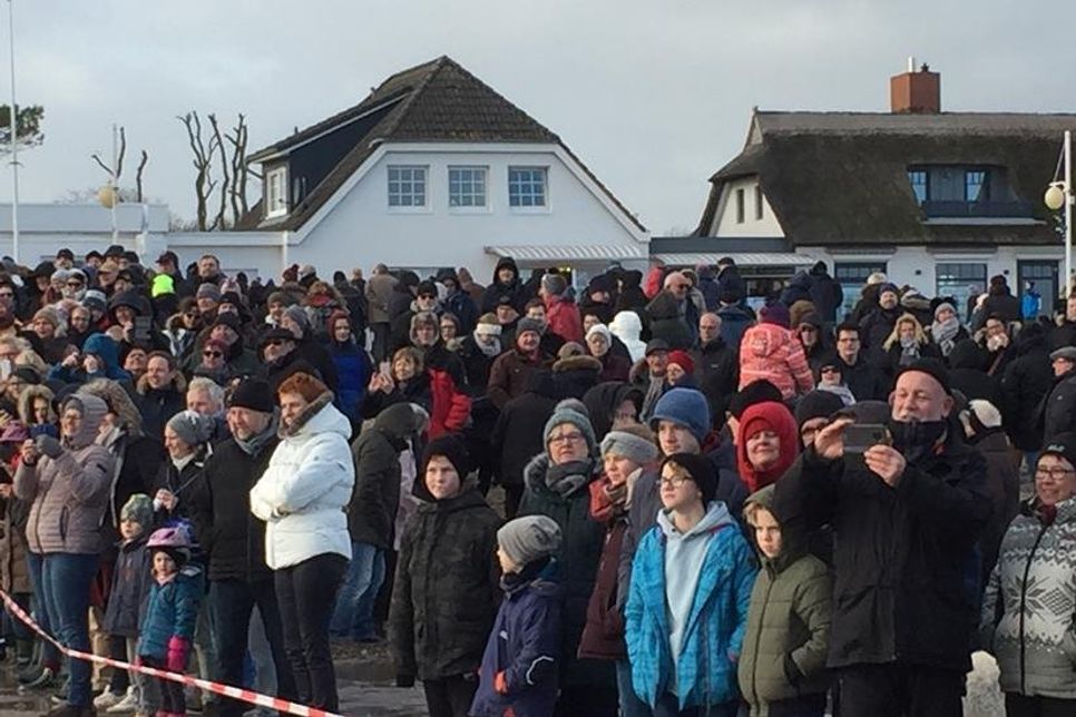 Früh am Neujahrstag waren in Dahme Hunderte auf den Beinen.
