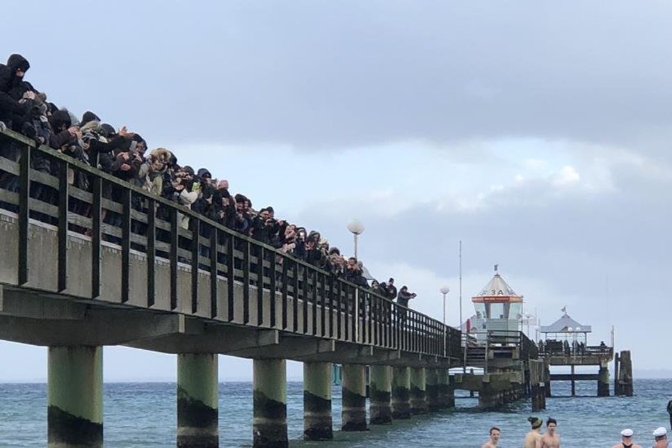 Am Strand und auf der Grömitzer Seebrücke verfolgten viele, viele Zuschauer das Anbaden.