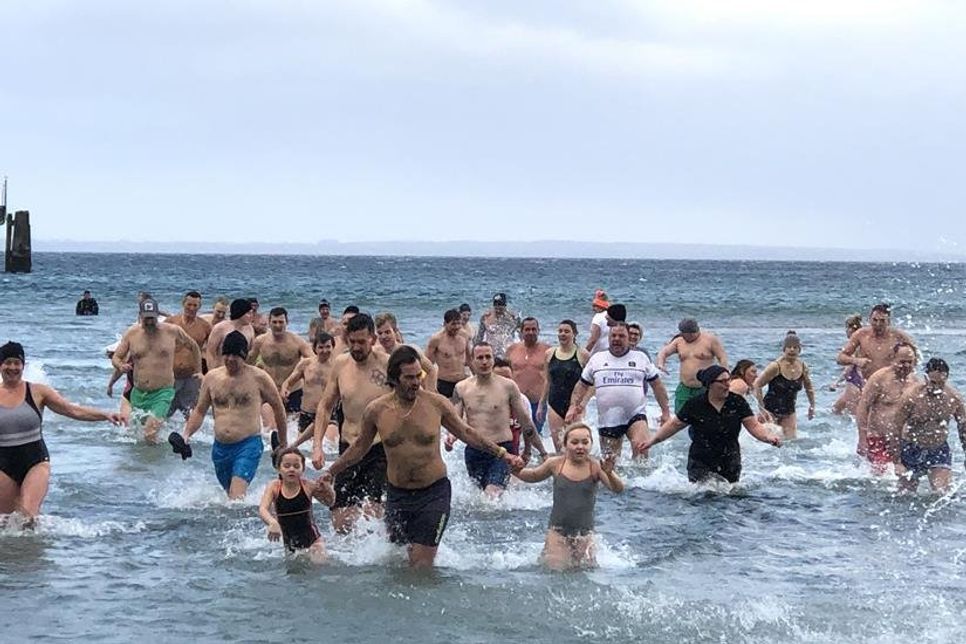 160 Anbader trauten sich in Grömitz in die eiskalte Ostsee