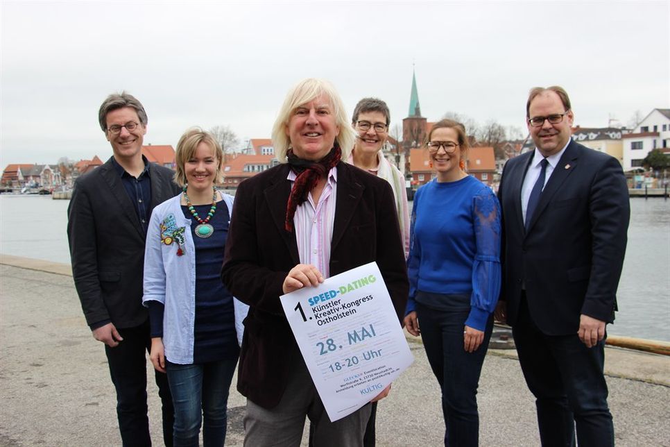 September: Die Freiwillge Feuerwehr Neustadt wird 150 und feiert gemeinsam mit dem Kinderschutzbund ein großes Fest auf dem Markt. Das Motto lautet „Blaulicht trifft Weltkindertag“.