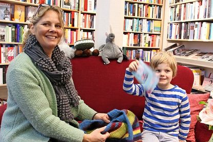 Emil, der Glücksbringer, mit Buchhändlerin Christine Reimann bei der Gewinnziehung am Samstag.
