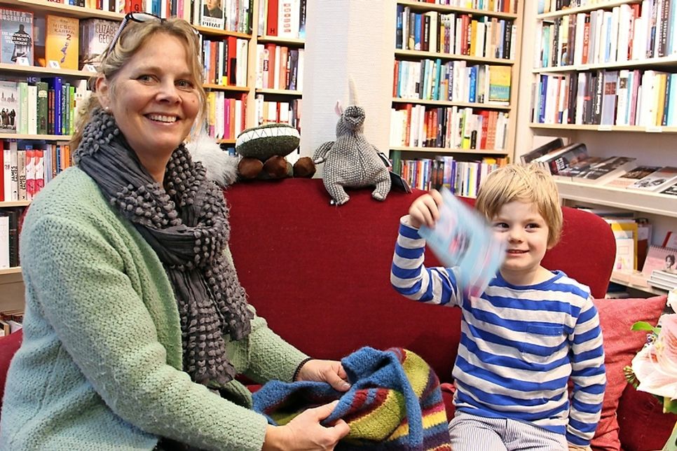 Emil, der Glücksbringer, mit Buchhändlerin Christine Reimann bei der Gewinnziehung am Samstag.