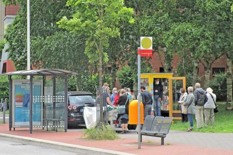 Neben der Praxis-Klinik steht der neue Bücherschrank.