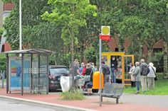 Neben der Praxis-Klinik steht der neue Bücherschrank.