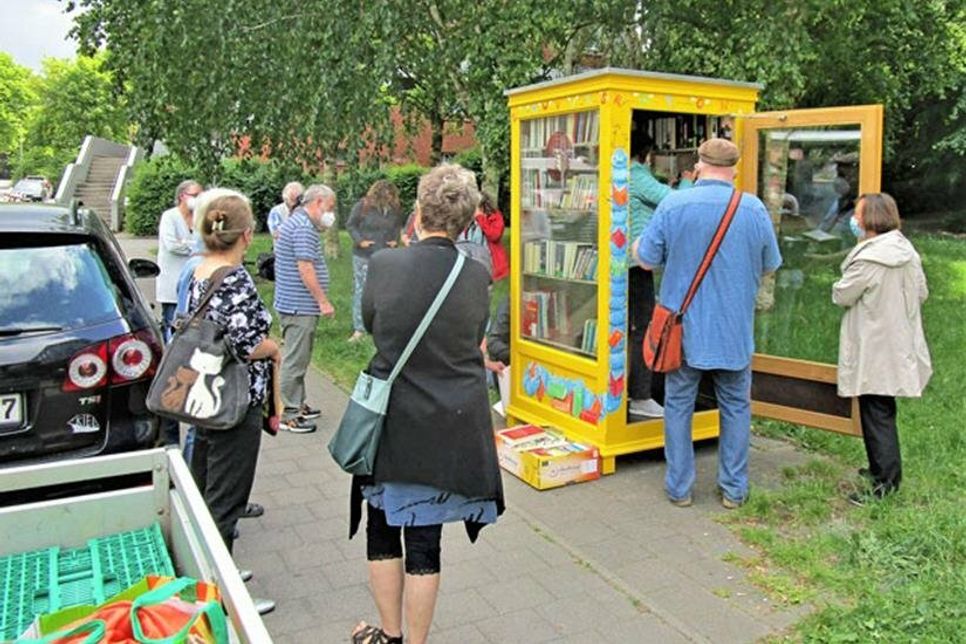 Der Bücherschrank füllt sich.