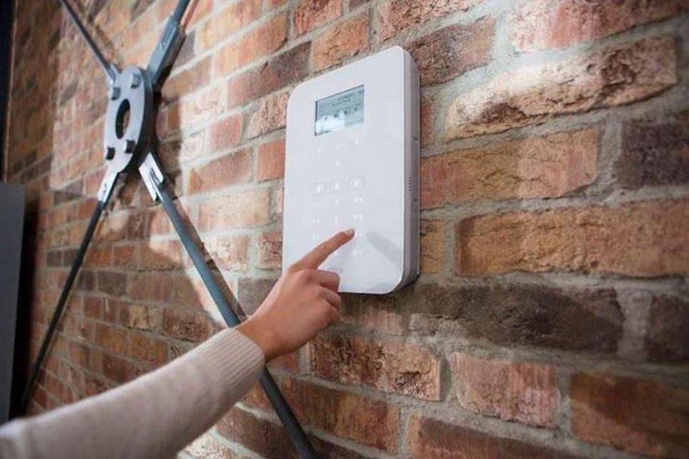 Einfach zu bedienende Funkalarmanlagen lassen sich in intelligente Lösungen für das Smarthome einbinden. Foto: djd/ABUS.