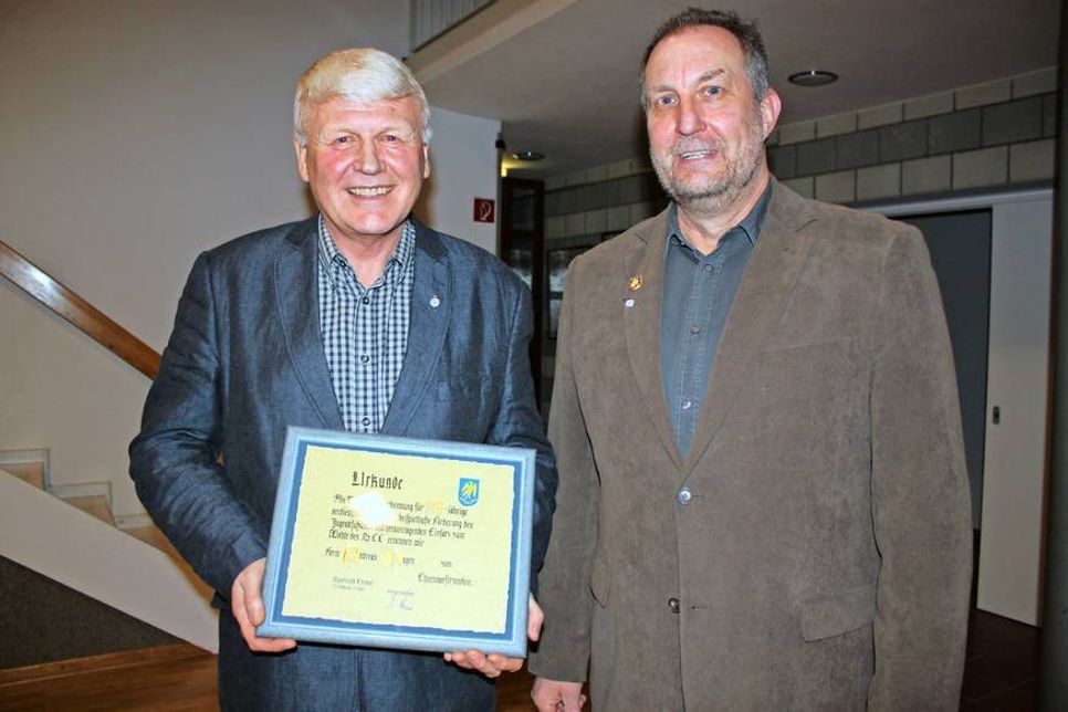 Andreas Hagen (lks.) mit seinem Nachfolger Burkhard Glaser. Beide traten 1986 gemeinsam in den SC Cismar ein.
