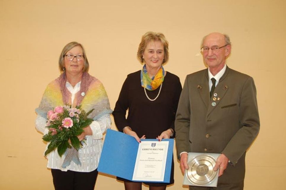 Der Ehrenteller der Gemeinde ging diesmal an Doris und Harald Fischbeck.