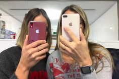 Kristina Kolbe (lks.) und Gesche Muchow haben bei WhatsApp den Durchblick.