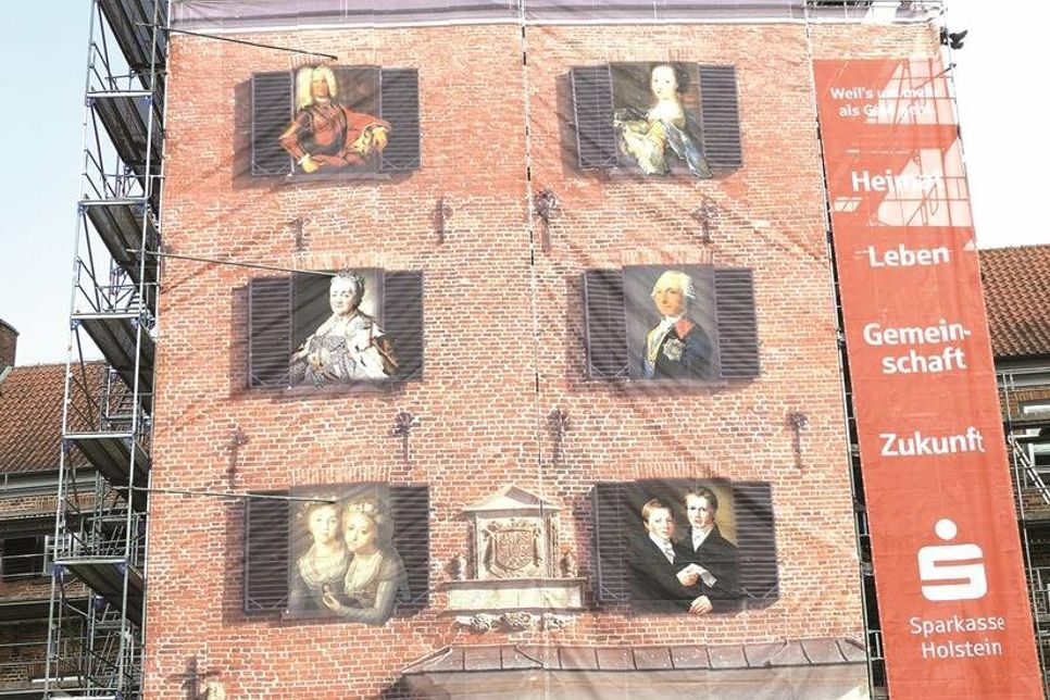 Bis Ende September ist der Westturm kunstvoll verhüllt.