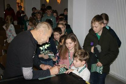 Im Anschluss an seinen Vortrag schrieb Wolfgang Kulow noch fleißig Autogramme.