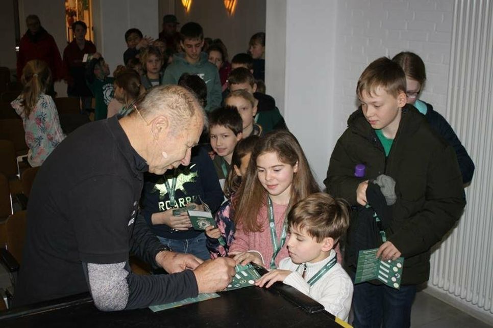 Im Anschluss an seinen Vortrag schrieb Wolfgang Kulow noch fleißig Autogramme.