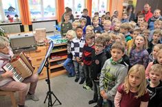 Vor dem Essen treffen sich alle Kinder regelmäßig zum gemeinsamen Musizieren.