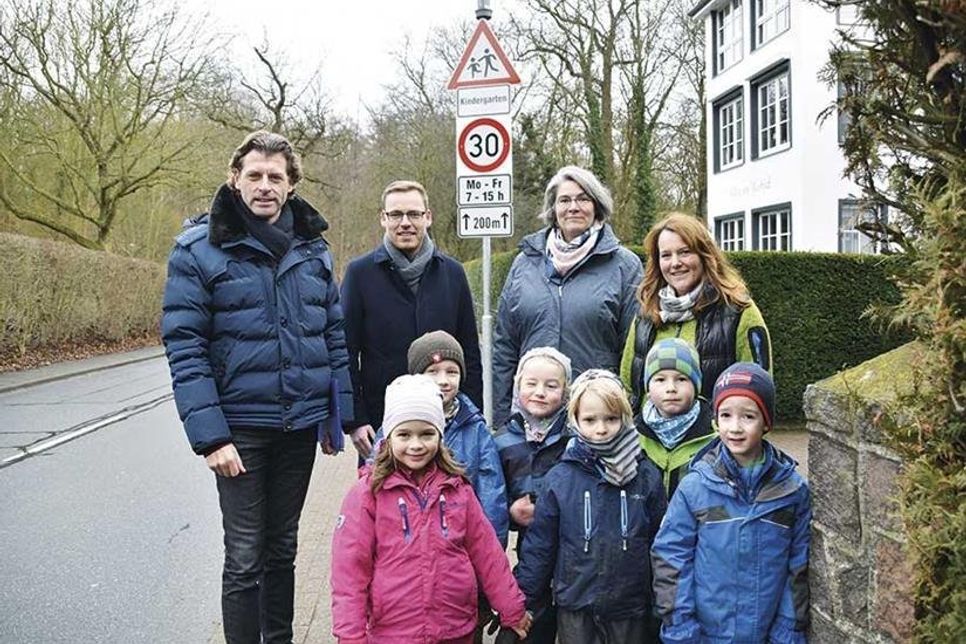 Mit einigen Kindern aus dem Waldkindergarten begutachten Bürgermeister Robert Wagner (von links), Philipp Wanke, Leiter der Seniorenresidenz, Bauamtsleiterin Christina Bonke und Kita-Leiterin Katrin Carouge die 30er-Zone in der Timmendorfer Wohldstraße.
