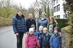 Mit einigen Kindern aus dem Waldkindergarten begutachten Bürgermeister Robert Wagner (von links), Philipp Wanke, Leiter der Seniorenresidenz, Bauamtsleiterin Christina Bonke und Kita-Leiterin Katrin Carouge die 30er-Zone in der Timmendorfer Wohldstraße.