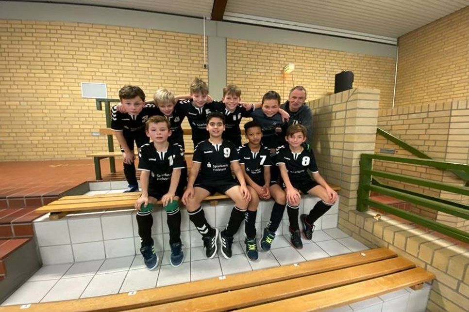 In dem siegreichen Team spielten aus der 4e Jaz Mendoza (Torwart), aus der 4b Ammar Kemmach, Benedikt Maser (4 Tore), Dominic Kelsch, Ledinor Osdautaj (4), Levi Gerstenberg, Malte Nyakas (6), Nemrod Hayle (4) und Raik Hafermalz.