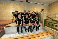 In dem siegreichen Team spielten aus der 4e Jaz Mendoza (Torwart), aus der 4b Ammar Kemmach, Benedikt Maser (4 Tore), Dominic Kelsch, Ledinor Osdautaj (4), Levi Gerstenberg, Malte Nyakas (6), Nemrod Hayle (4) und Raik Hafermalz.
