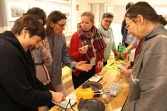 Während die Kernseife für das flüssige Waschmittel auf der Kochplatte unter ständigem Rühren zum Schmelzen gebracht wurde, war unter den Teilnehmern des Workshops viel Zeit zum Erfahrungsaustausch.
