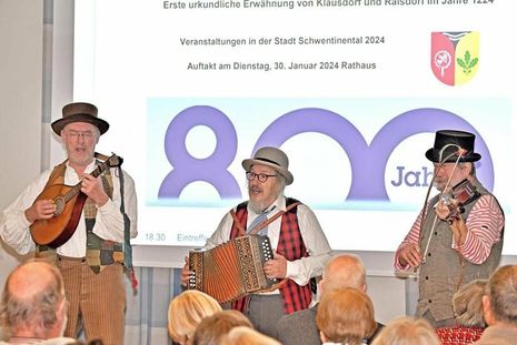„Mit voller Spielmannswucht“ sorgten Reinhard Zielonka, Christof Peters und Üze Oldenburg (v. l.) für mittelalterliches Flair im Raisdorfer Rathaus.