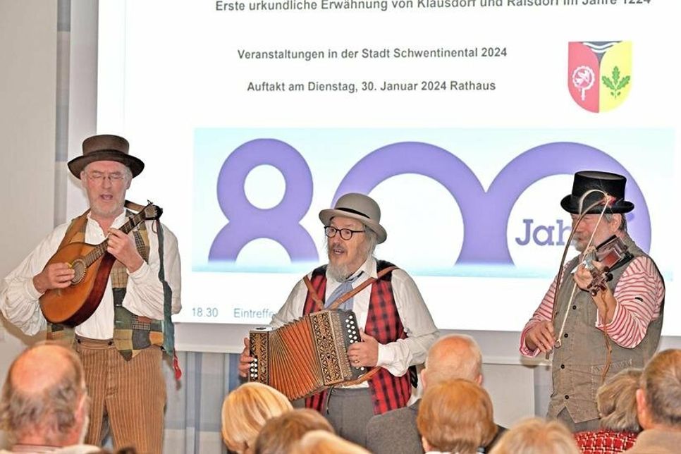 „Mit voller Spielmannswucht“ sorgten Reinhard Zielonka, Christof Peters und Üze Oldenburg (v. l.) für mittelalterliches Flair im Raisdorfer Rathaus.
