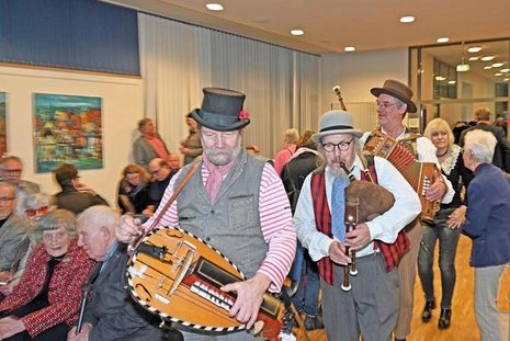 Den Vortrag zu den Ursprüngen der „Schwentinedörfer“ lockerte Musik mit historischen Instrumenten auf, wie sie schon vor Jahrhunderten in Gebrauch waren.