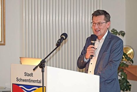 Bürgermeister Thomas Haß konnte mehr als 160 Besucher begrüßen und kündigte anlässlich des Jubiläumsjahrs eine Reihe von Veranstaltungen für 2024 an.